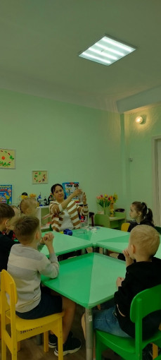 Ребята знакомятся со свойсвами воздуха Ребята знакомятся со свойсвами воздуха.
